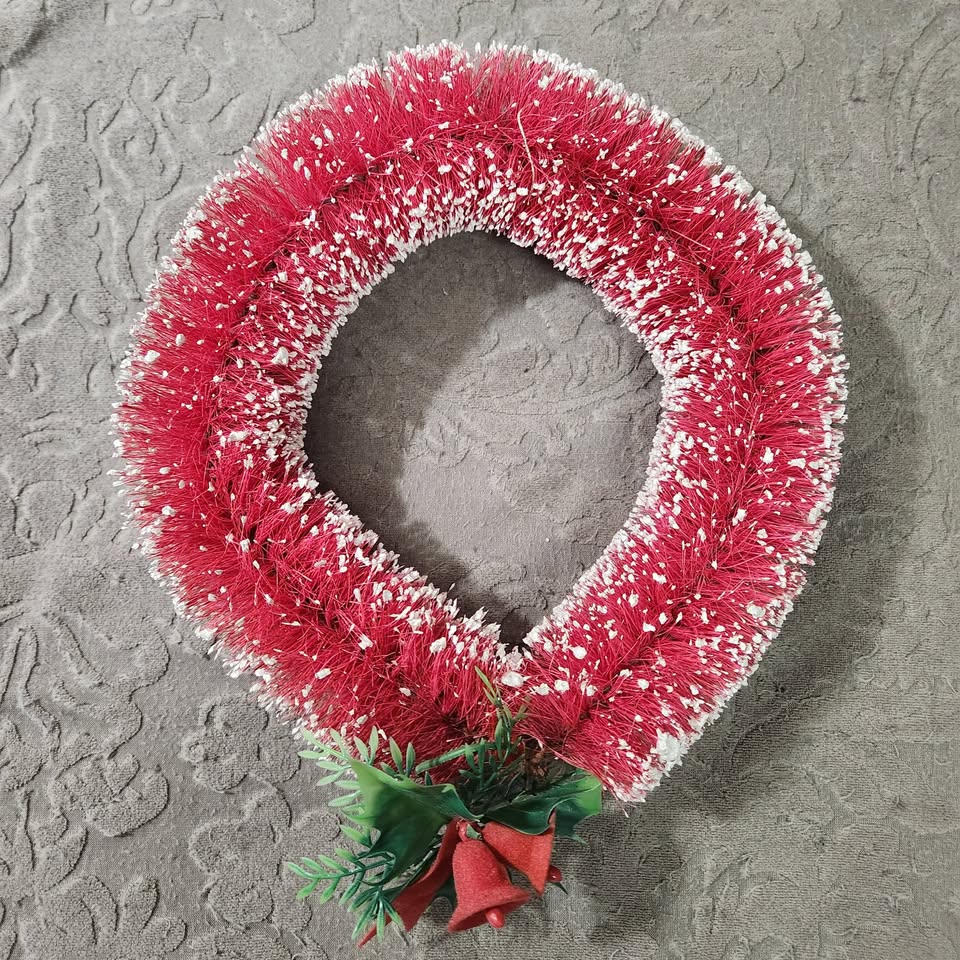 3 Flocked Vintage Christmas Bottle Brush Wreaths - photo 3