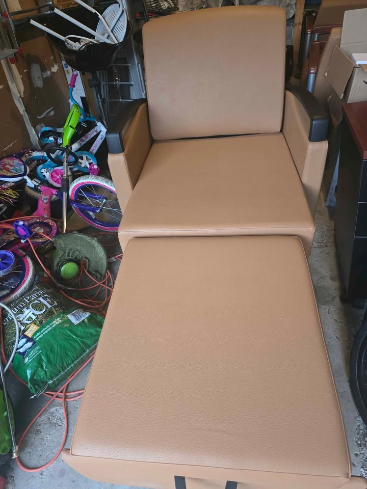 3 Leather lounge chairs with 1 pull out chair - photo 2