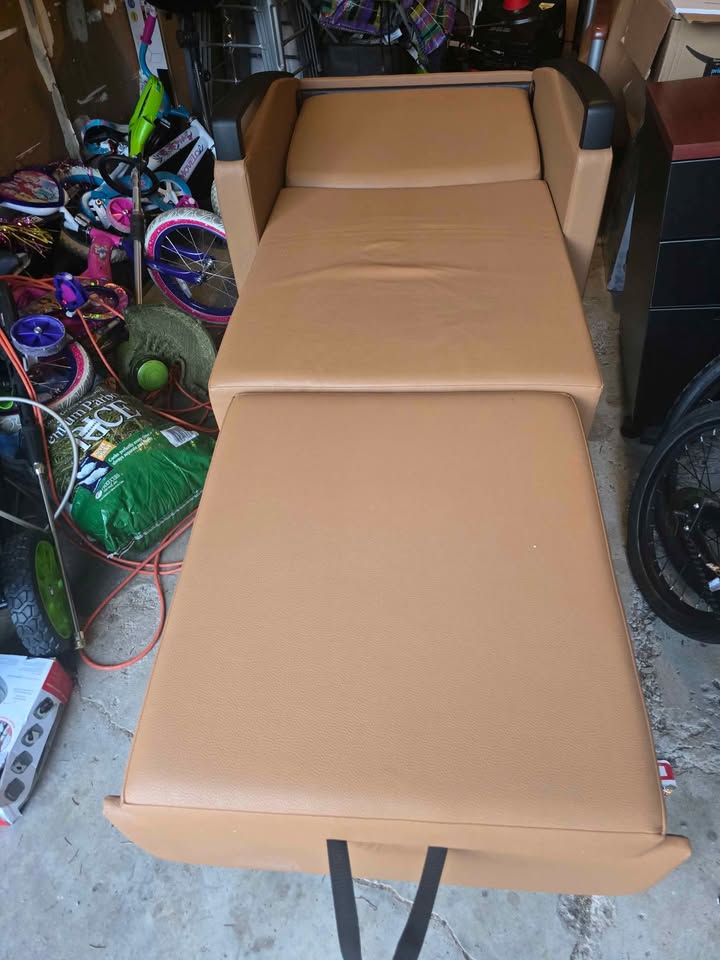 3 Leather lounge chairs with 1 pull out chair - photo 3