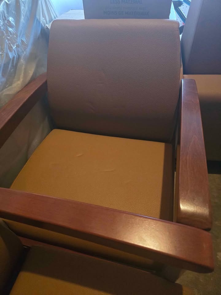 3 Leather lounge chairs with 1 pull out chair - photo 4