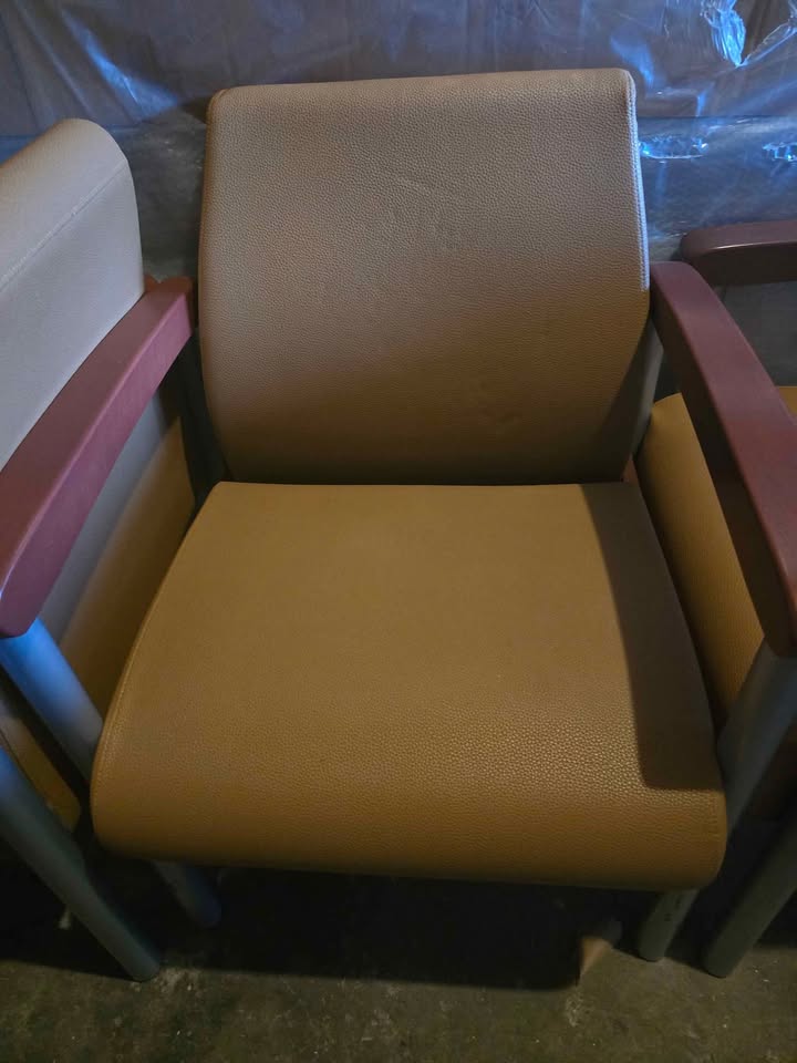 3 Leather lounge chairs with 1 pull out chair - photo 5