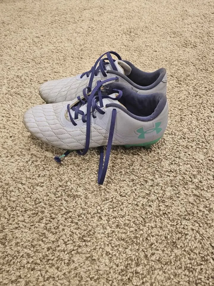 Under Armour junior soccer cleats size 5.5Y image indicator(2)