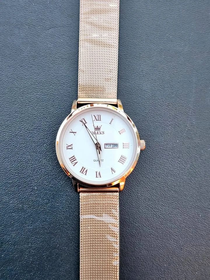 New Women Golden Quartz Watch – Elegant & Classy