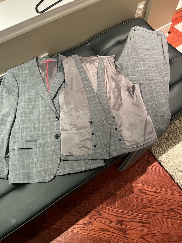Men’s Hugo Boss 3pc suit size 40R - photo 2