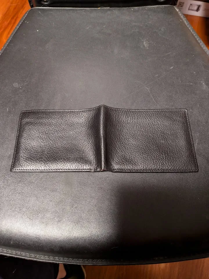 Vintage Marc Jacobs Men’s Black Bi-Fold Wallet – $100 image indicator(2)