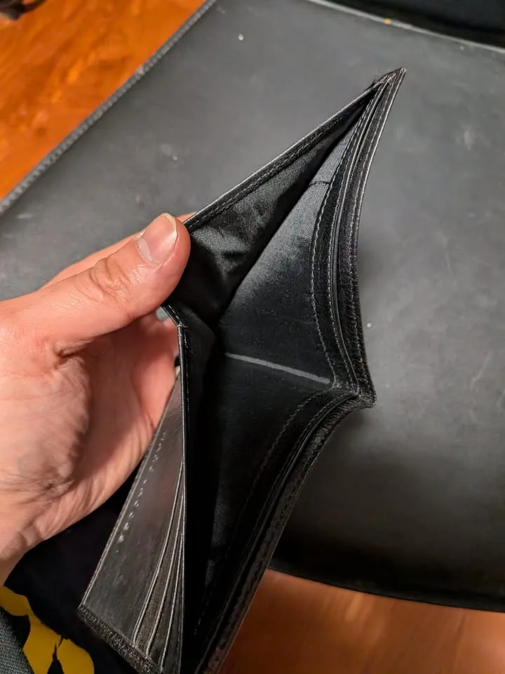 Vintage Marc Jacobs Men’s Black Bi-Fold Wallet – $100 image indicator(4)