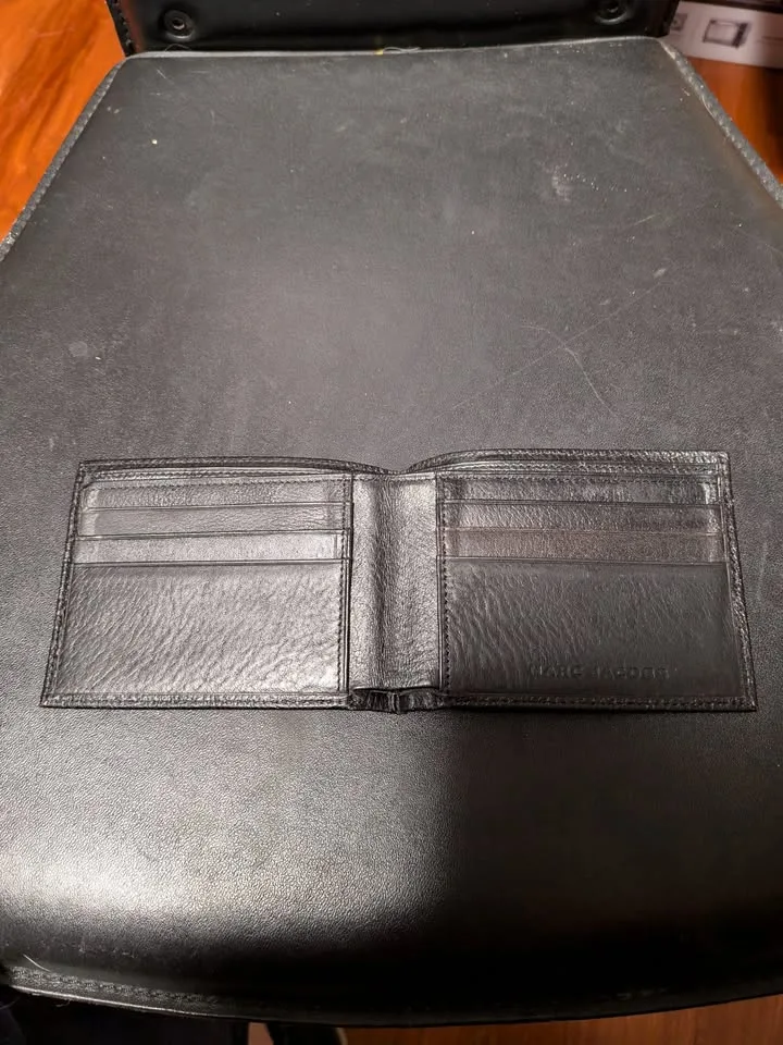 Vintage Marc Jacobs Men’s Black Bi-Fold Wallet – $100 image indicator(5)