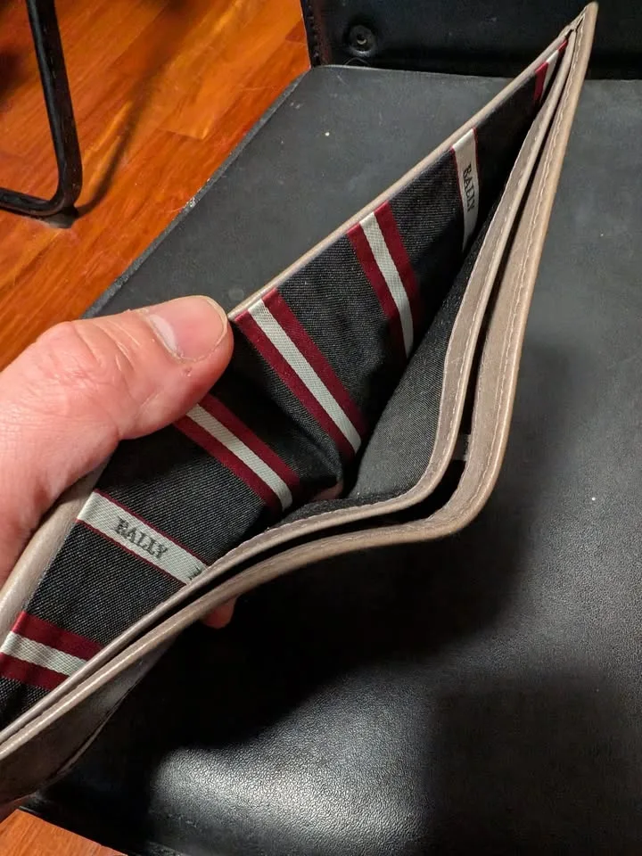 Bally Bi-Fold Wallet w/ Coin Holder – Distressed Calf Leather – image indicator(3)