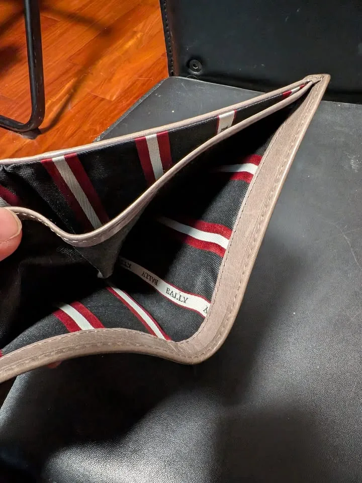 Bally Bi-Fold Wallet w/ Coin Holder – Distressed Calf Leather – image indicator(4)