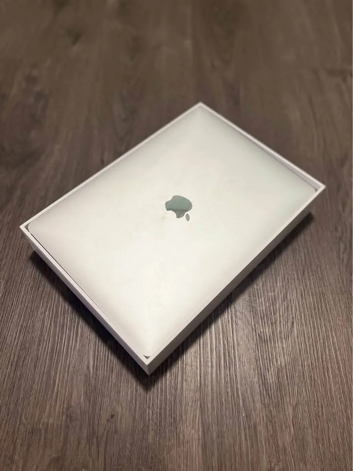 MacBook Air 13-inch - Perfect Condition image indicator(2)