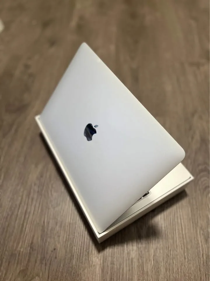 MacBook Air 13-inch - Perfect Condition image indicator(5)