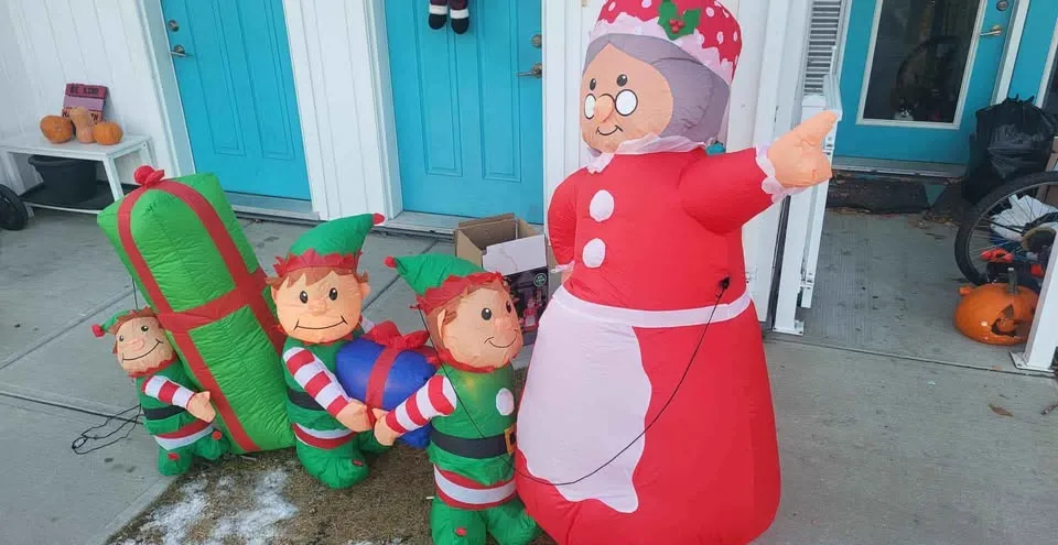 8 ft Mrs.Clause& Elves Blow up image indicator(2)