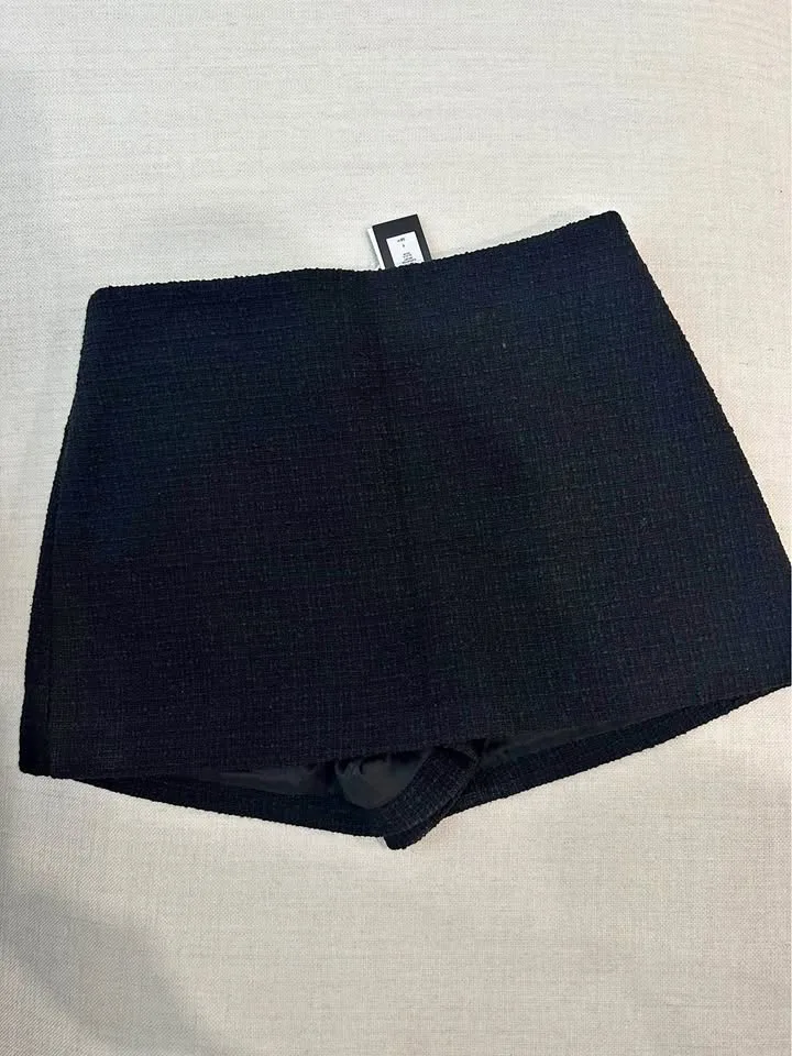 Aritzia Expertise Skort Size 6 NWT