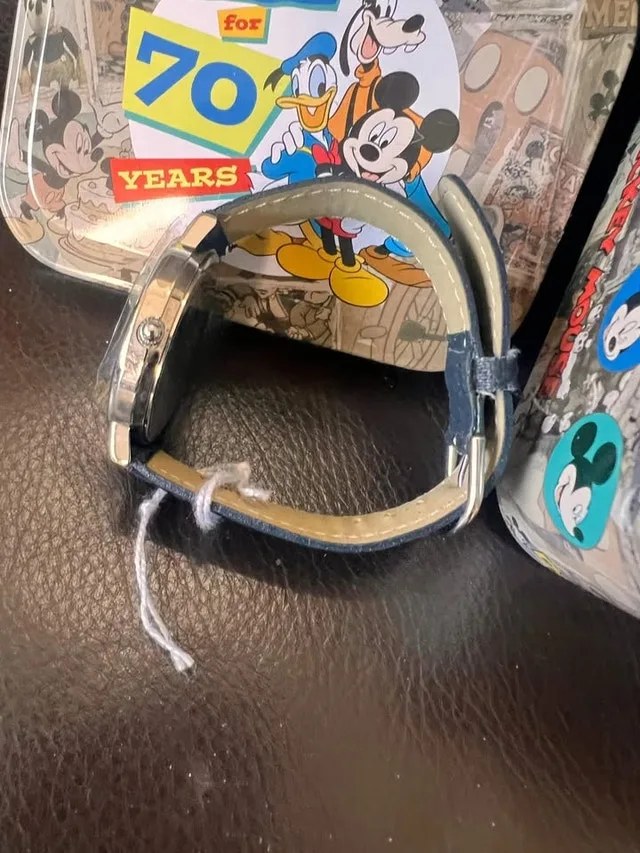 2004 Disney Friends for 70 Years Watch in Tin BNIB image indicator(4)