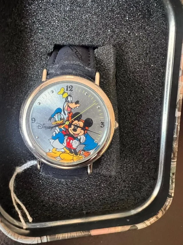 2004 Disney Friends for 70 Years Watch in Tin BNIB image indicator(5)