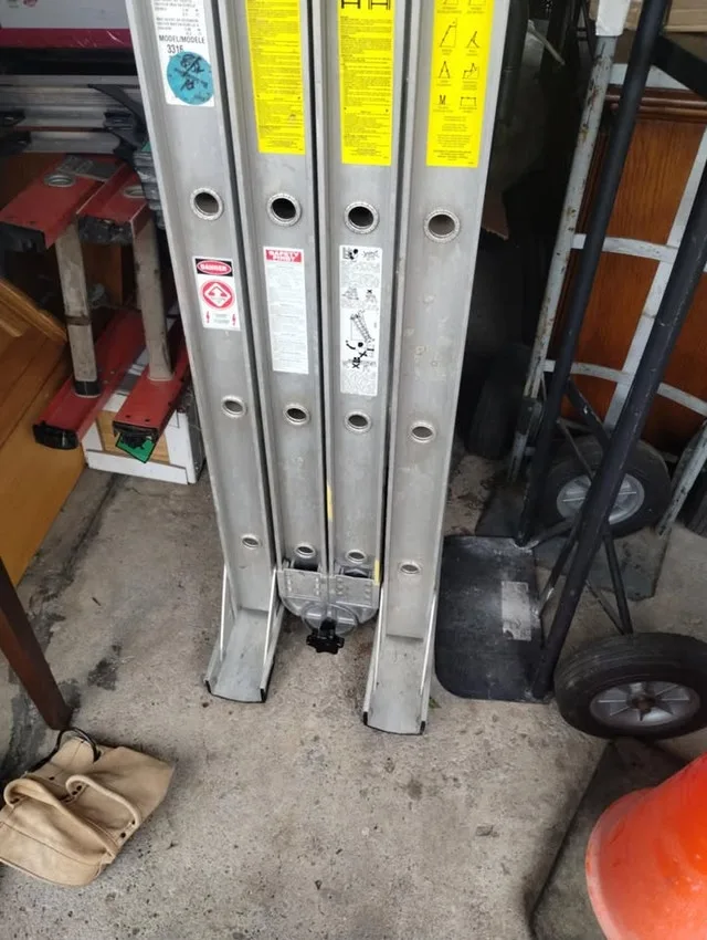 Featherlite 16ft Articulating Ladder Model 3316 image indicator(3)