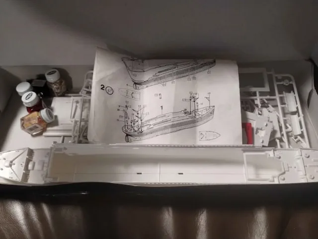 1988 Revell Titanic Model Kit image indicator(4)