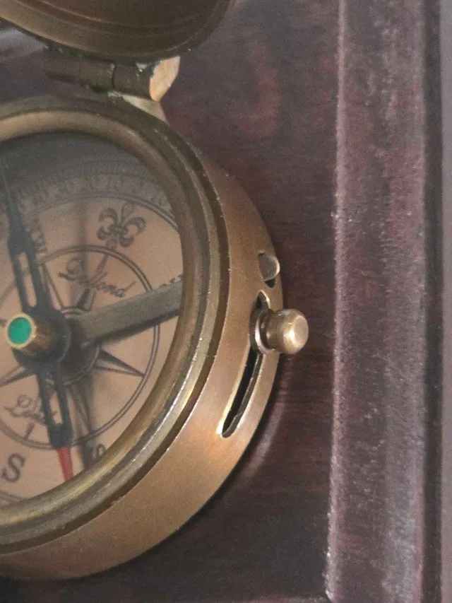 Compass lockable antique with case image indicator(2)