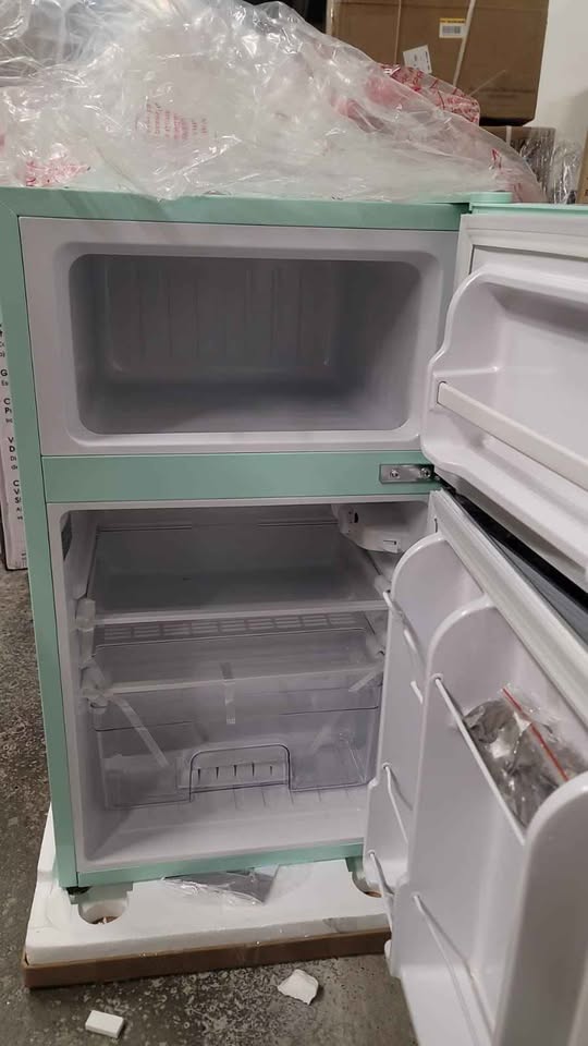 Retro 3.2 cu. ft. 2-Door Mini Fridge in Mint Green - photo 4