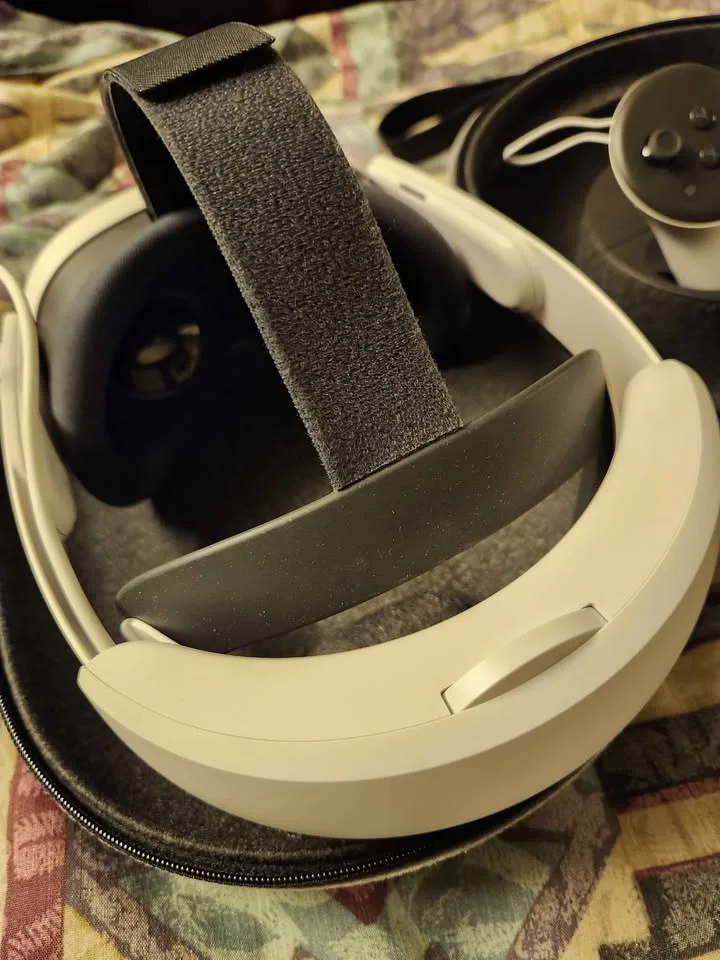 $1,075 Meta Quest 3 Bundle 512GB: Elite Strap + Case: Mint image indicator(3)