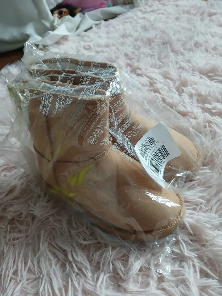 Old Navy kods sz 11 fuzzy boots bnwt image indicator(3)