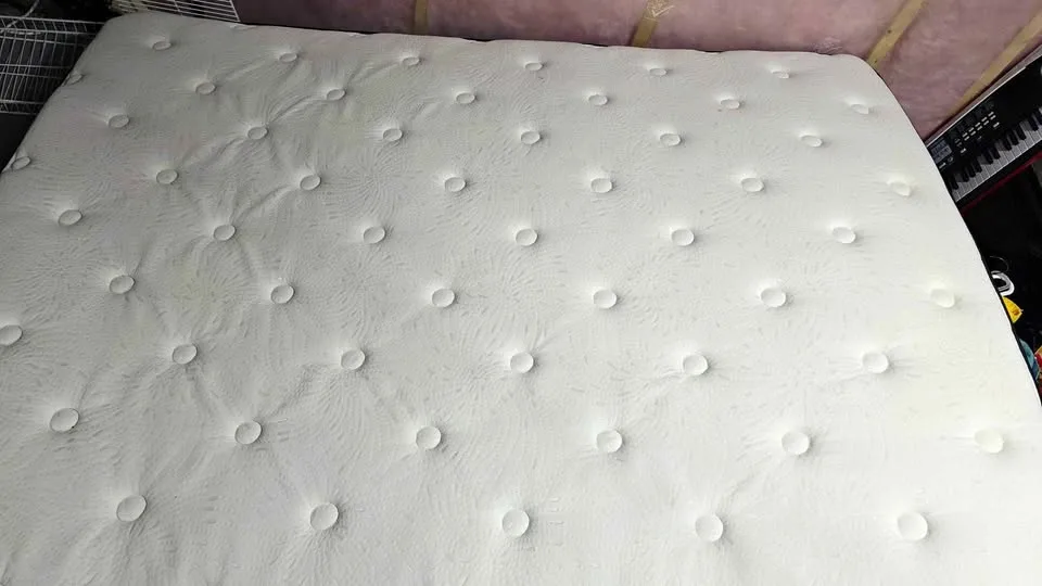 Sealy Posturepedic Titanium Queen Mattress – Excellent Condition