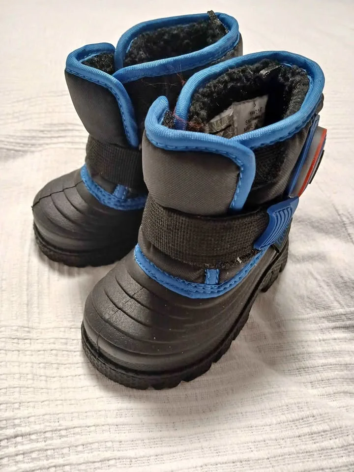 Toddler winter boots size 5- NEW
