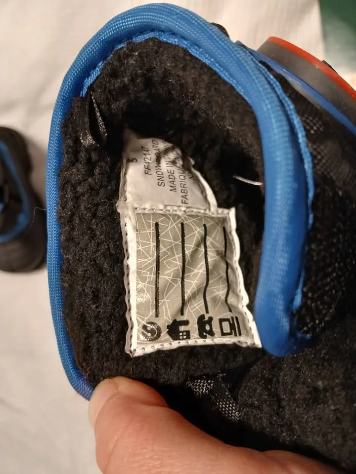 Toddler winter boots size 5- NEW image indicator(3)