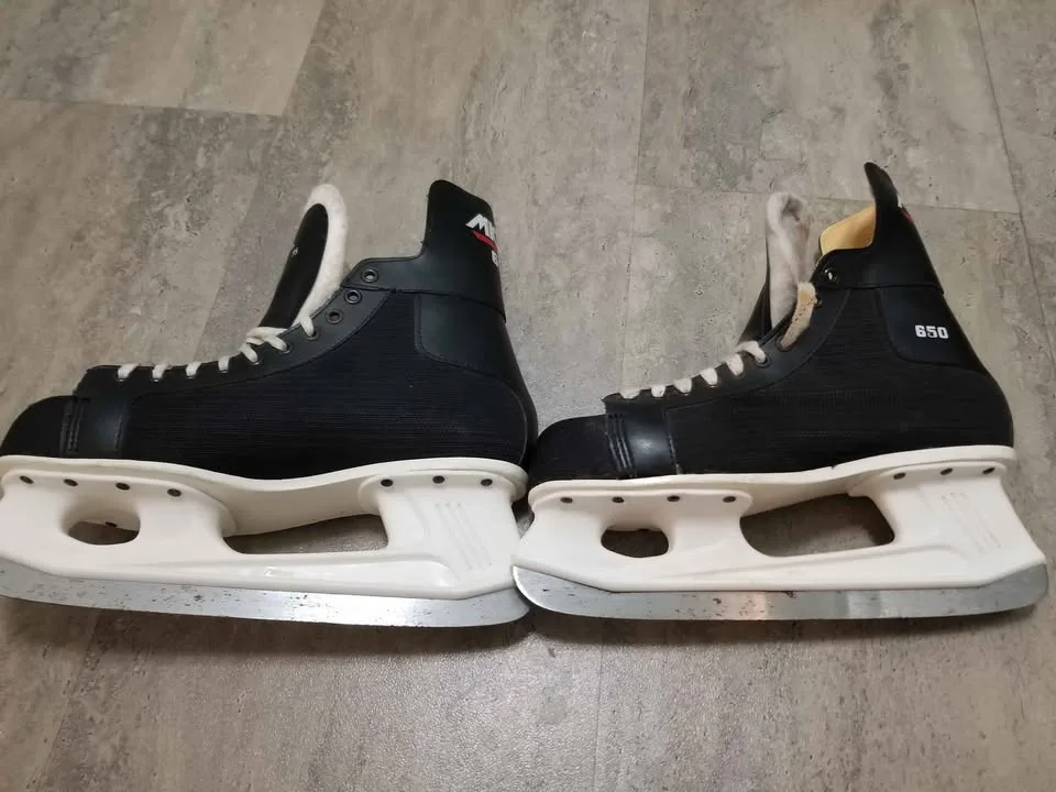 Vintage Ice Skates Size 12 image indicator(4)