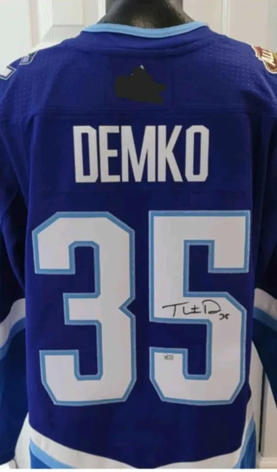 Canucks autographed jerseys image indicator(5)