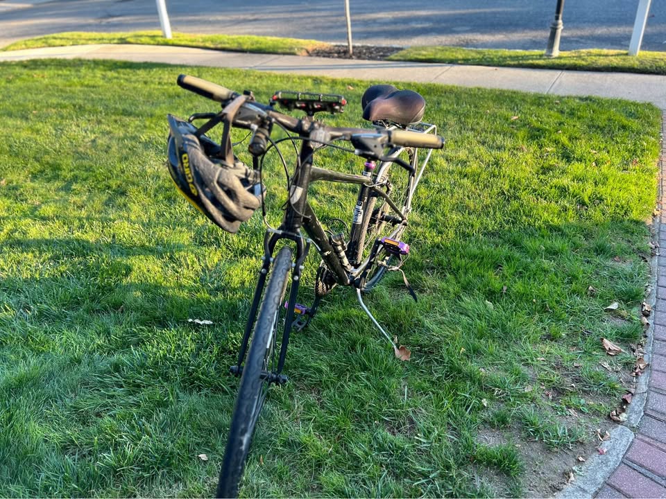 Trek 17" woman Bicycle bike with extra Accessories and Helmet - photo 3