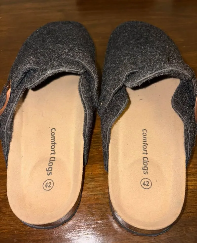 New Unisex Comfort Clogs Sandals size-42 image indicator(7)