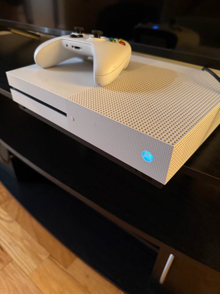 XBox One S Edition 1TB Model 1681 - photo 3
