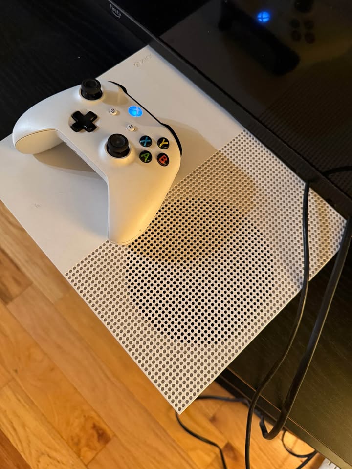 XBox One S Edition 1TB Model 1681 - photo 4