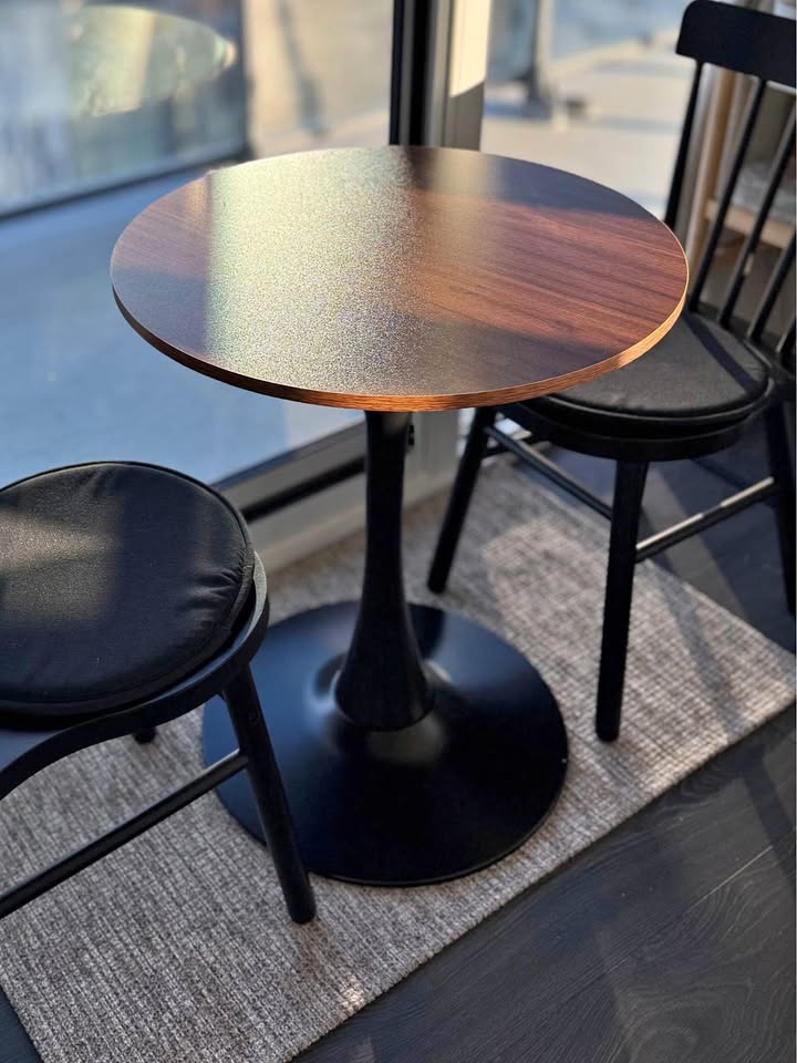 Round dining table