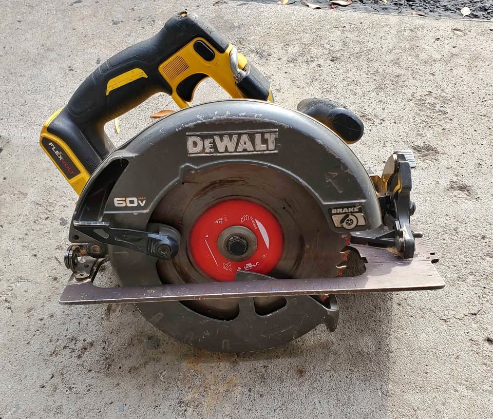 DEWALT 60V MAX 7-1/4" Cordless Circular Saw (TOOL ONLY)