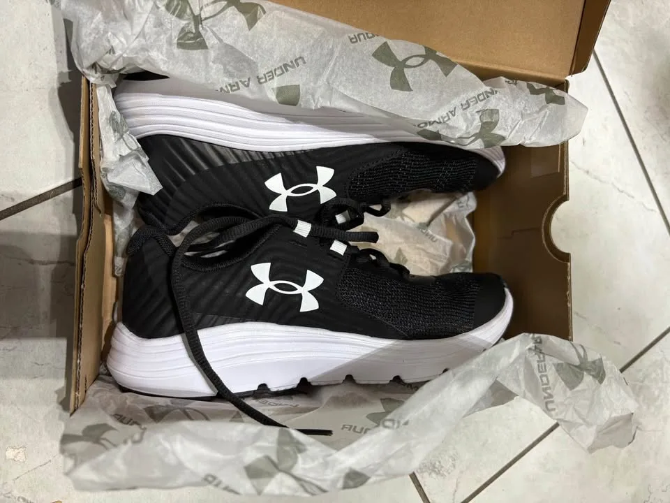 UA boys shoes Size 4.5Y image indicator(4)