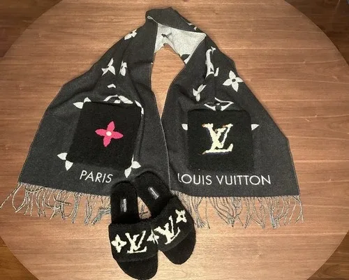 LOUIS VUITTON Echarpe Reykjavik Scarf Shearling Pockets, M76567 thumbnail