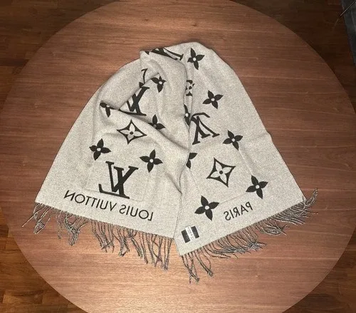 LOUIS VUITTON Echarpe Reykjavik Scarf Shearling Pockets, M76567 image indicator(2)