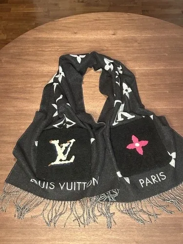 LOUIS VUITTON Echarpe Reykjavik Scarf Shearling Pockets, M76567 image indicator(4)