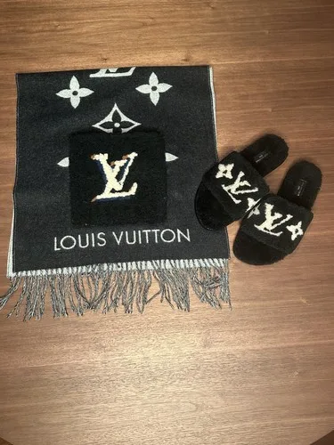 Louis Vuitton Black Magnetic Flat-Slides Size 41 image indicator(2)