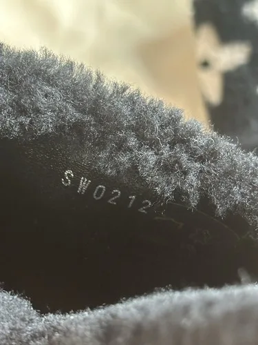 Louis Vuitton Black Magnetic Flat-Slides Size 41 image indicator(4)