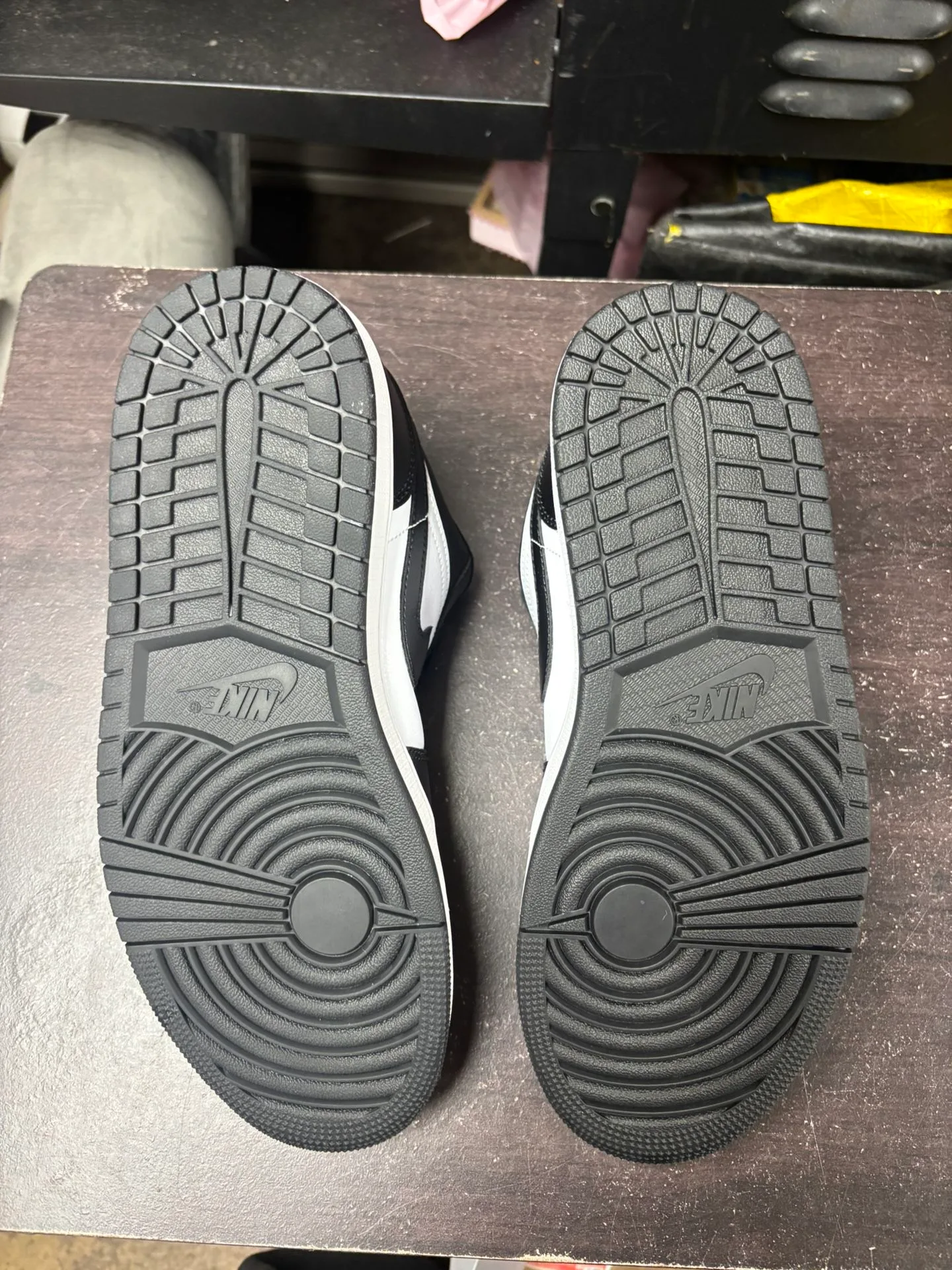Air Jordan 1 Low Black White image indicator(3)