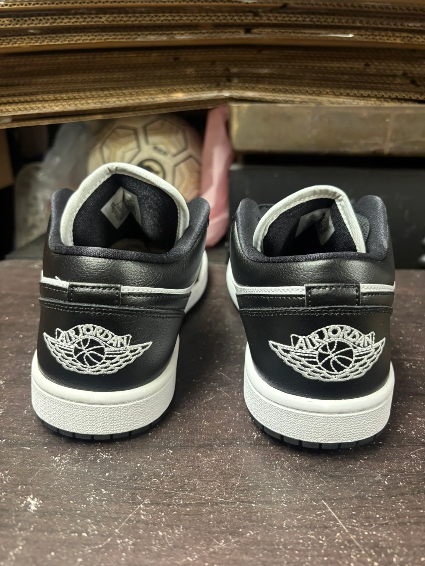 Air Jordan 1 Low Black White image indicator(4)