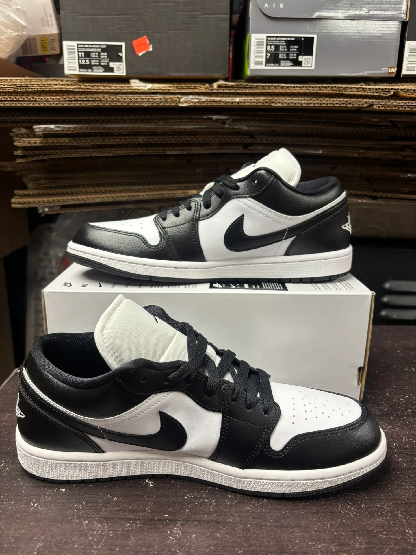 Air Jordan 1 Low Black White image indicator(5)