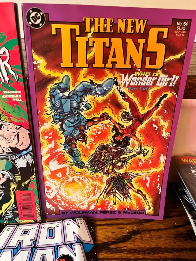 Comic Books Lot DC Marvel Dark Horse image indicator(3)