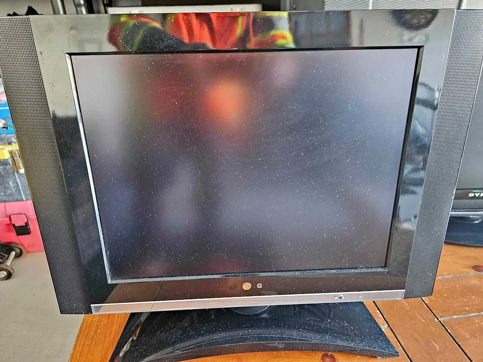 20 inch multi function LG TV/PC monitor with speakers