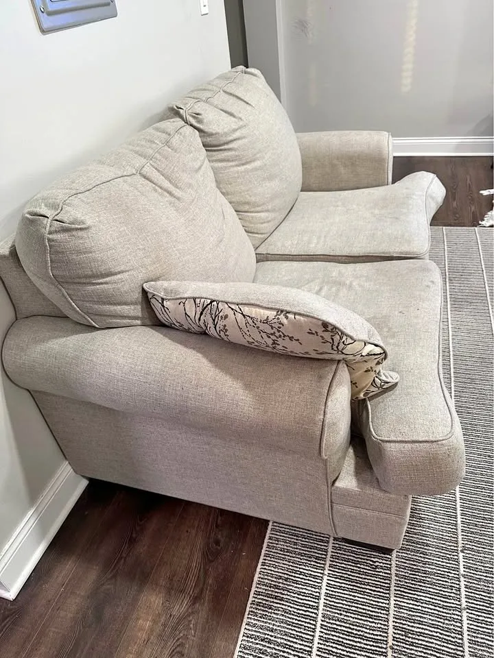 Love seat for free thumbnail