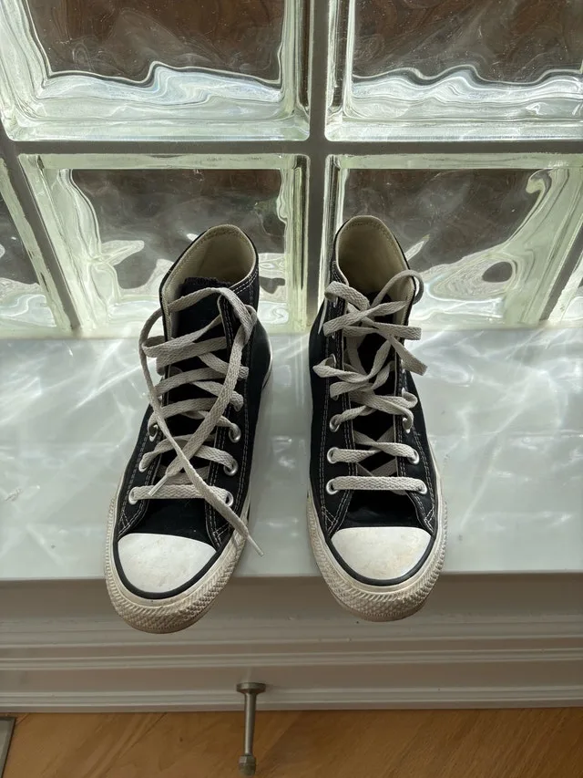 Black Converse image indicator(2)