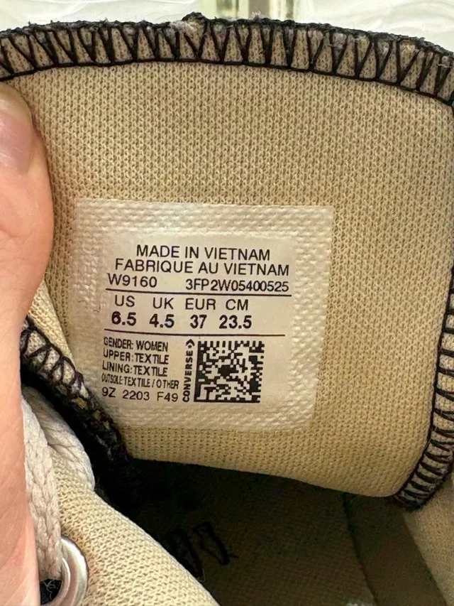 Black Converse image indicator(4)